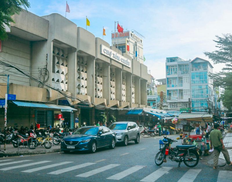 visit Saigon Xom Chieu Market