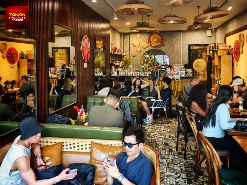 Quick bite and coffee near Ben Thanh Market