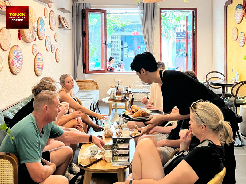 Quick bite and coffee near Ben Thanh Market