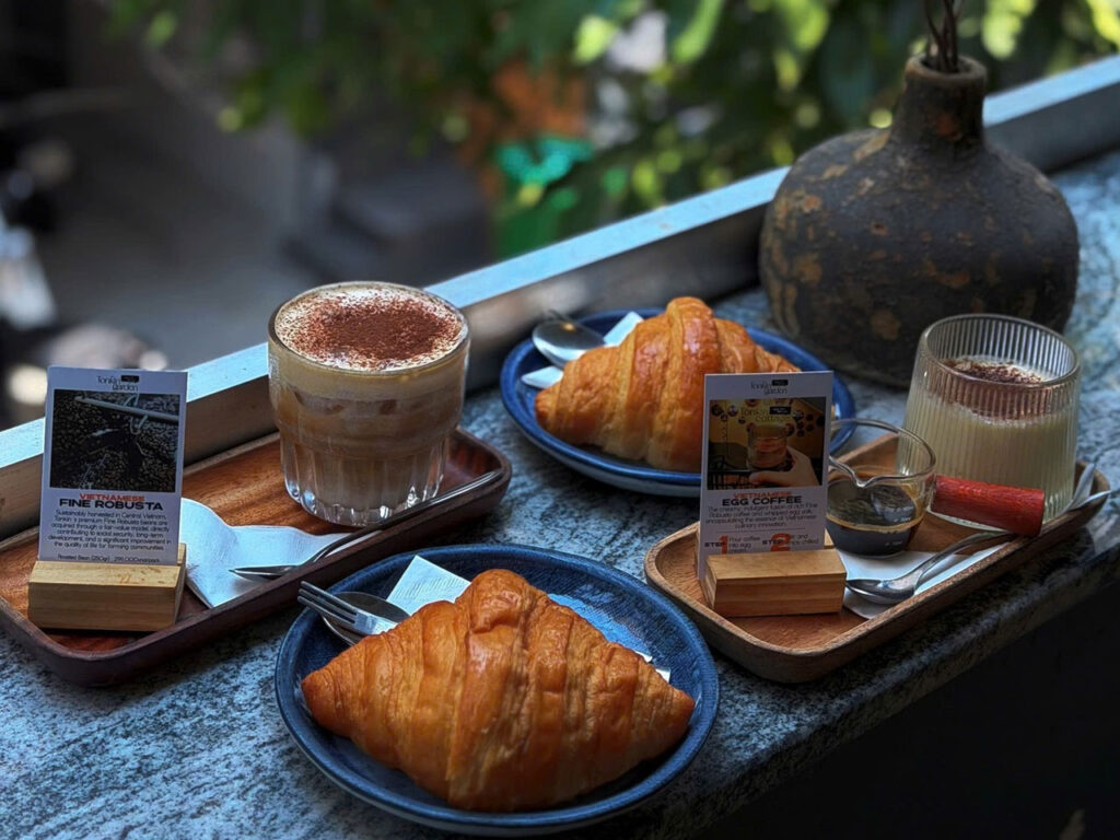 Quick bite and coffee near Ben Thanh Market