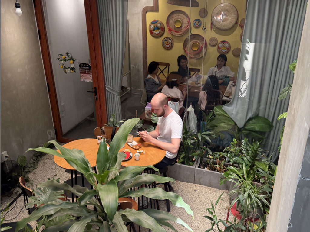 where to sit and recharge phone in Saigon