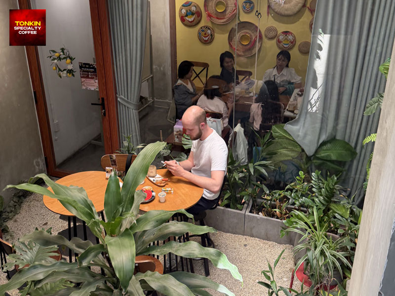 Quiet Cafés Away from the Crowds in District 1