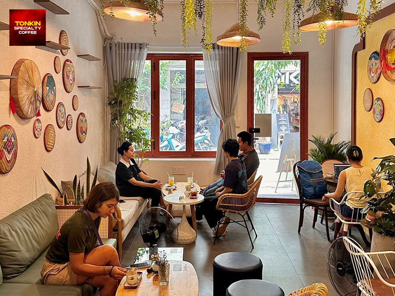 Quiet Cafés Away from the Crowds in District 1