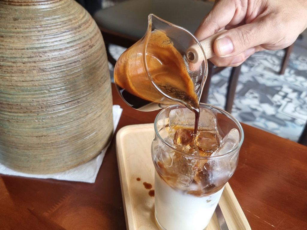 Nâu Tonkin vs Cà Phê Sữa Đá