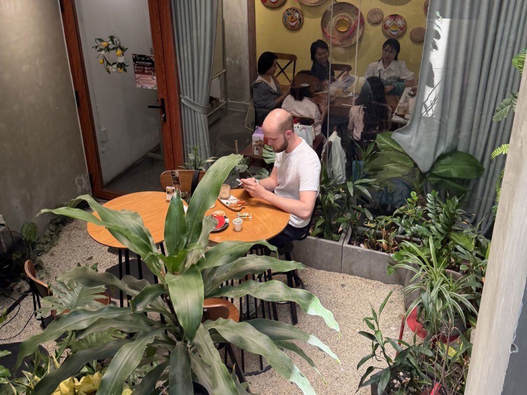 裴援步行街附近安静喝鸡蛋咖啡的地方